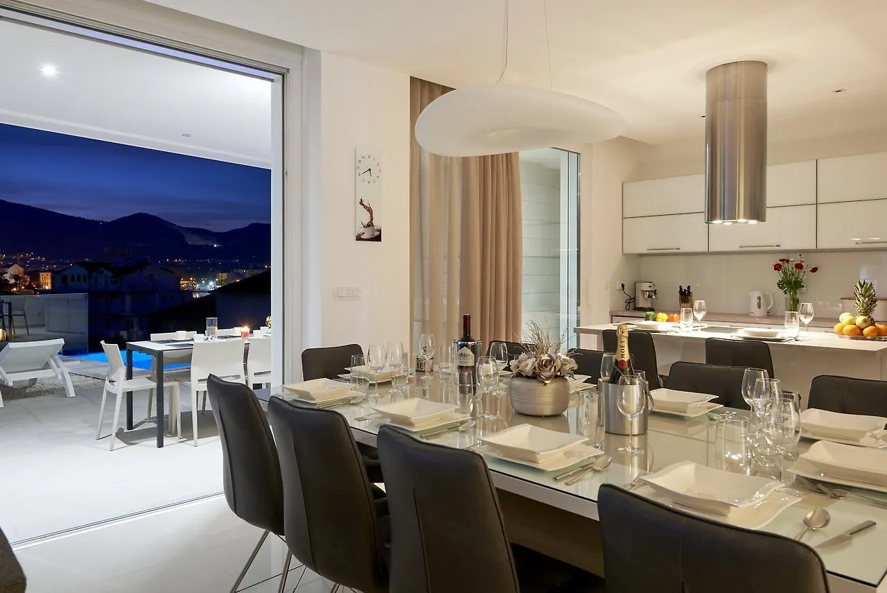 Villa Trogir 0*,