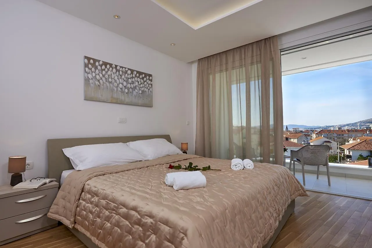 Villa Trogir 0*,